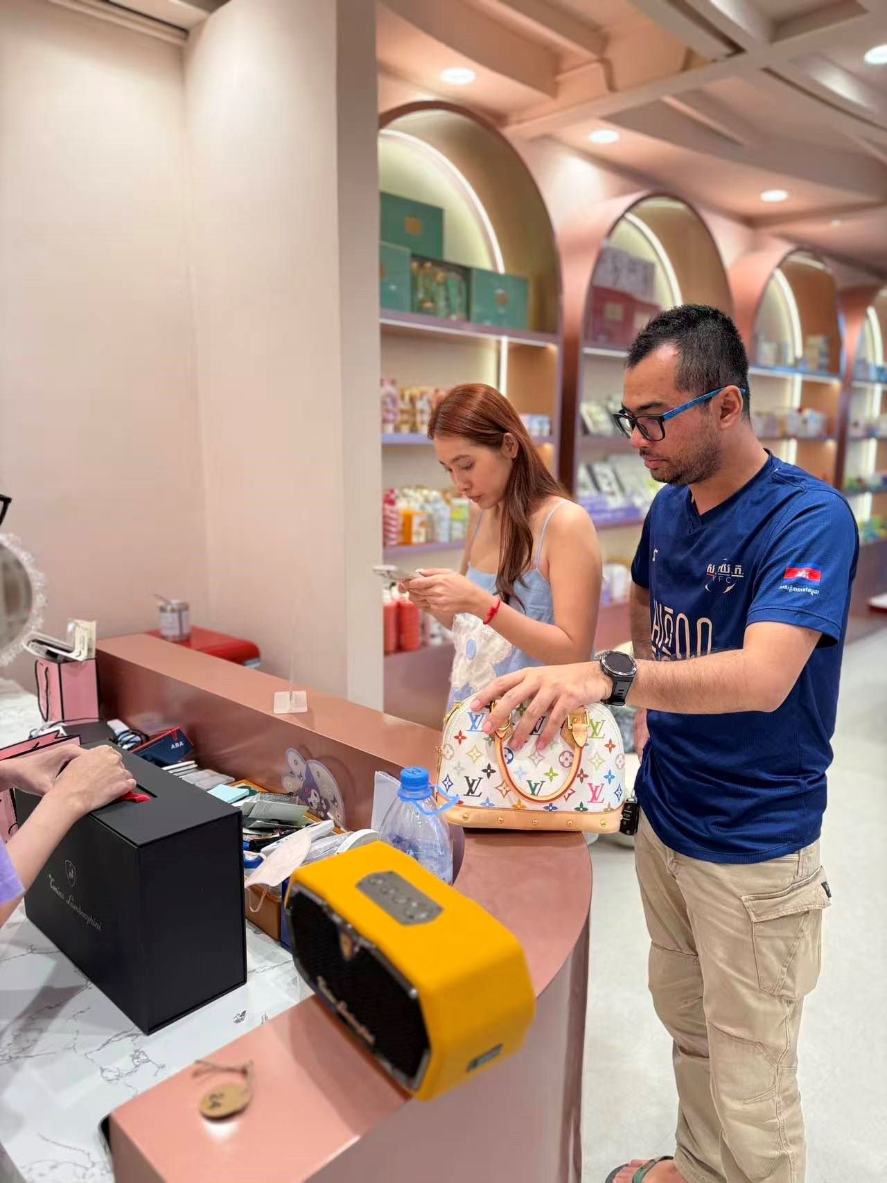 luxury-shopping-experience-customer-receives-lucky-prize